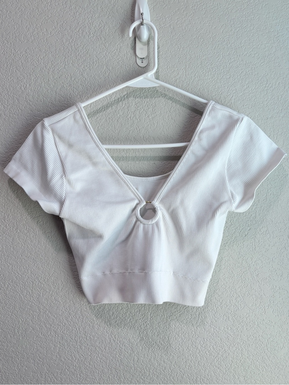 Aerie White Short Sleeve Crop Top w/ Gold Circle V Neck XL
